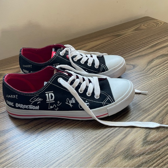 1D Shoes - One Direction 1D low Cut Shoes With Signatures Size 9